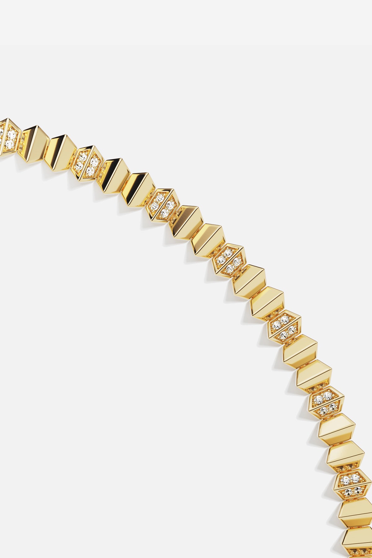 Bracelet APM en finition dorée, éclat géométrique et allure résolument moderne.