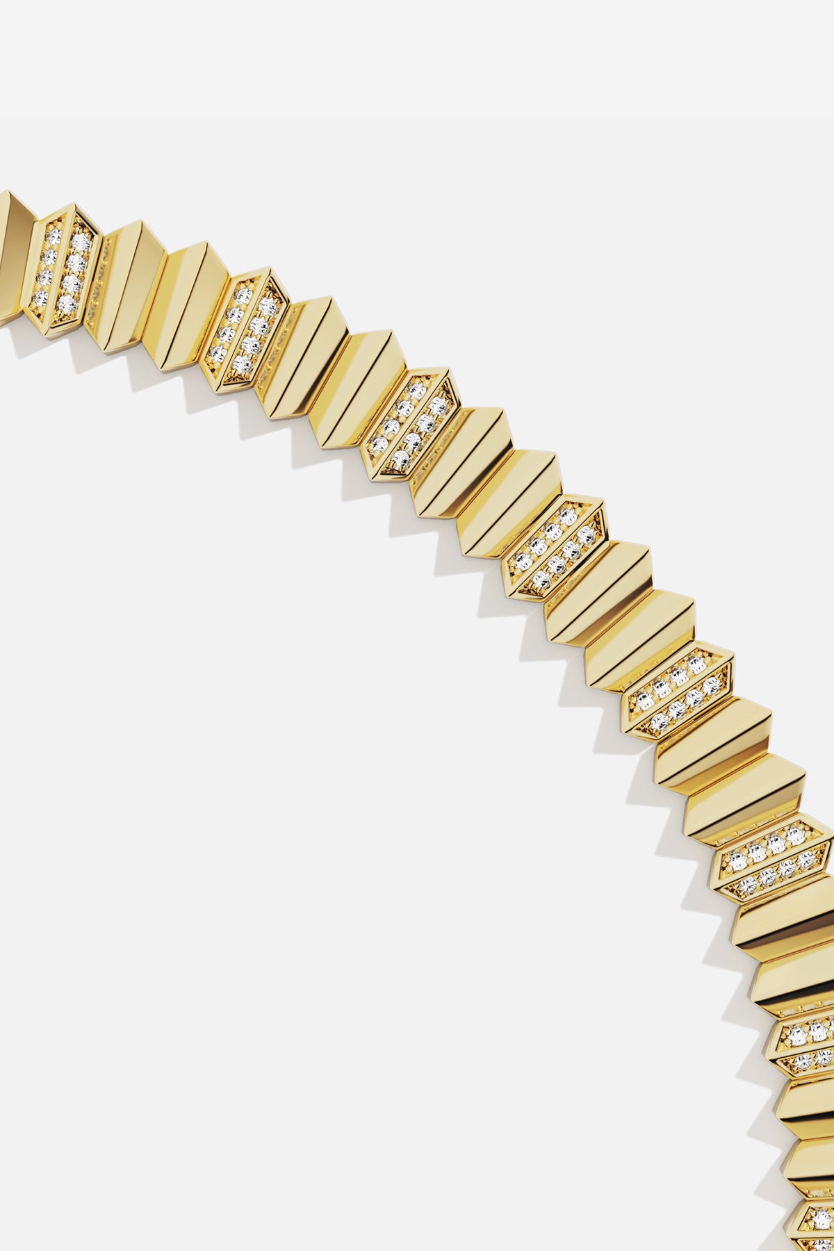 Bracelet APM aux maillons hexagonaux dorés, une allure architecturale et résolument moderne.