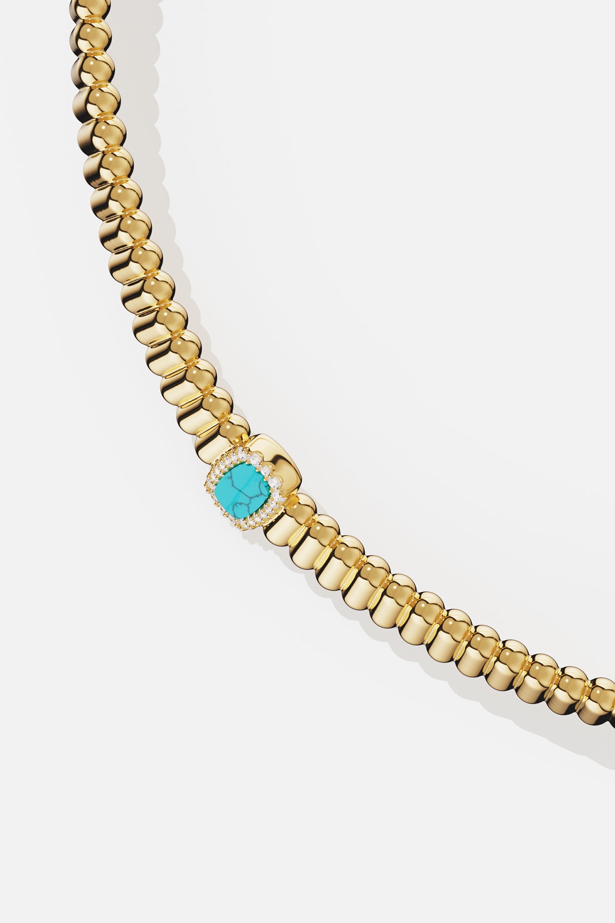 Collier APM perlé doré, une touche turquoise pour un éclat estival raffiné.