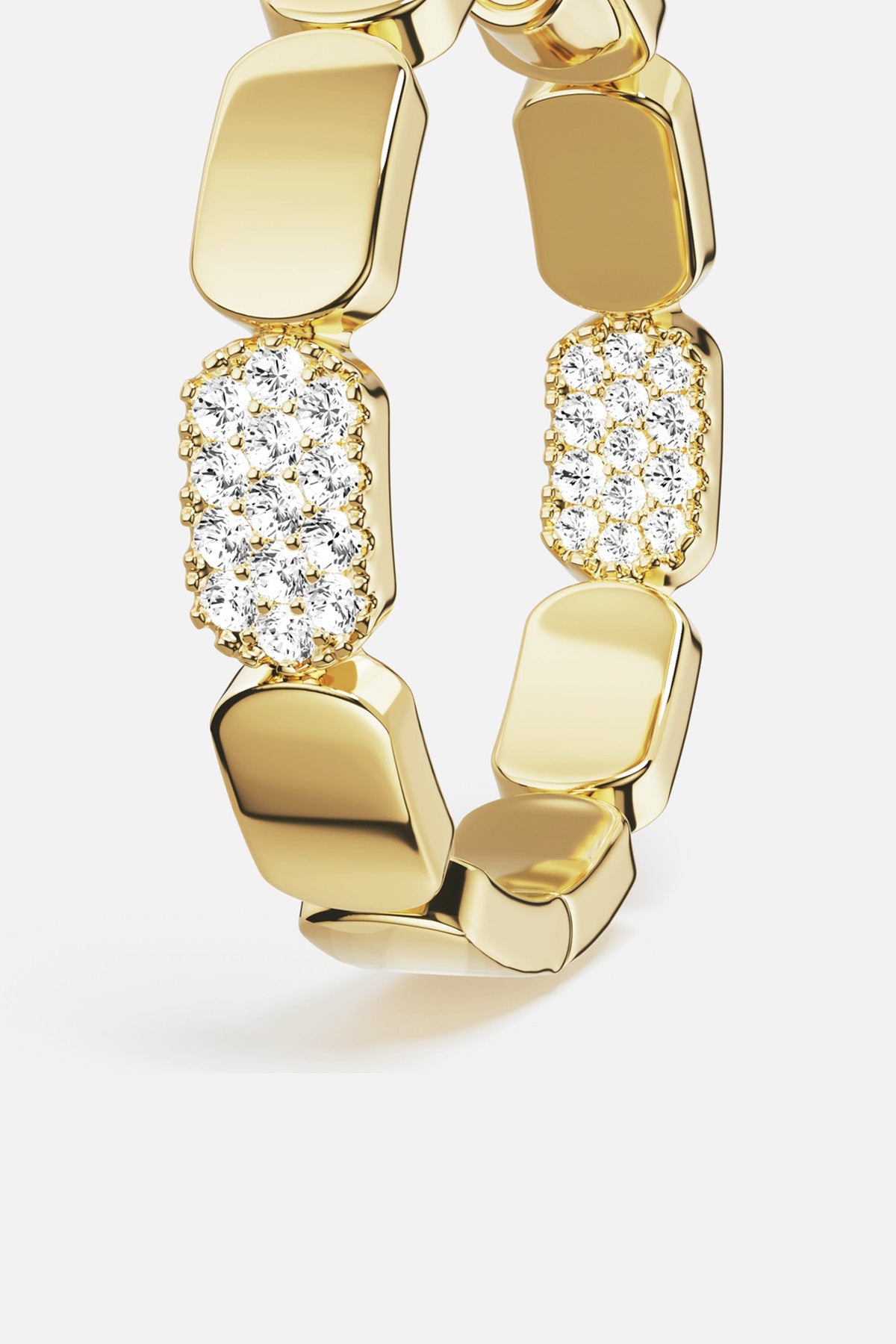 Bague APM aux maillons dorés lumineux, éclat pavé et allure moderne assumée.