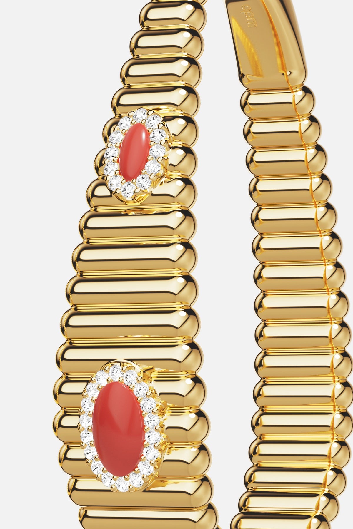 Bracelet APM en finition rhodium doré, touche corail lumineuse pour une allure solaire et raffinée.