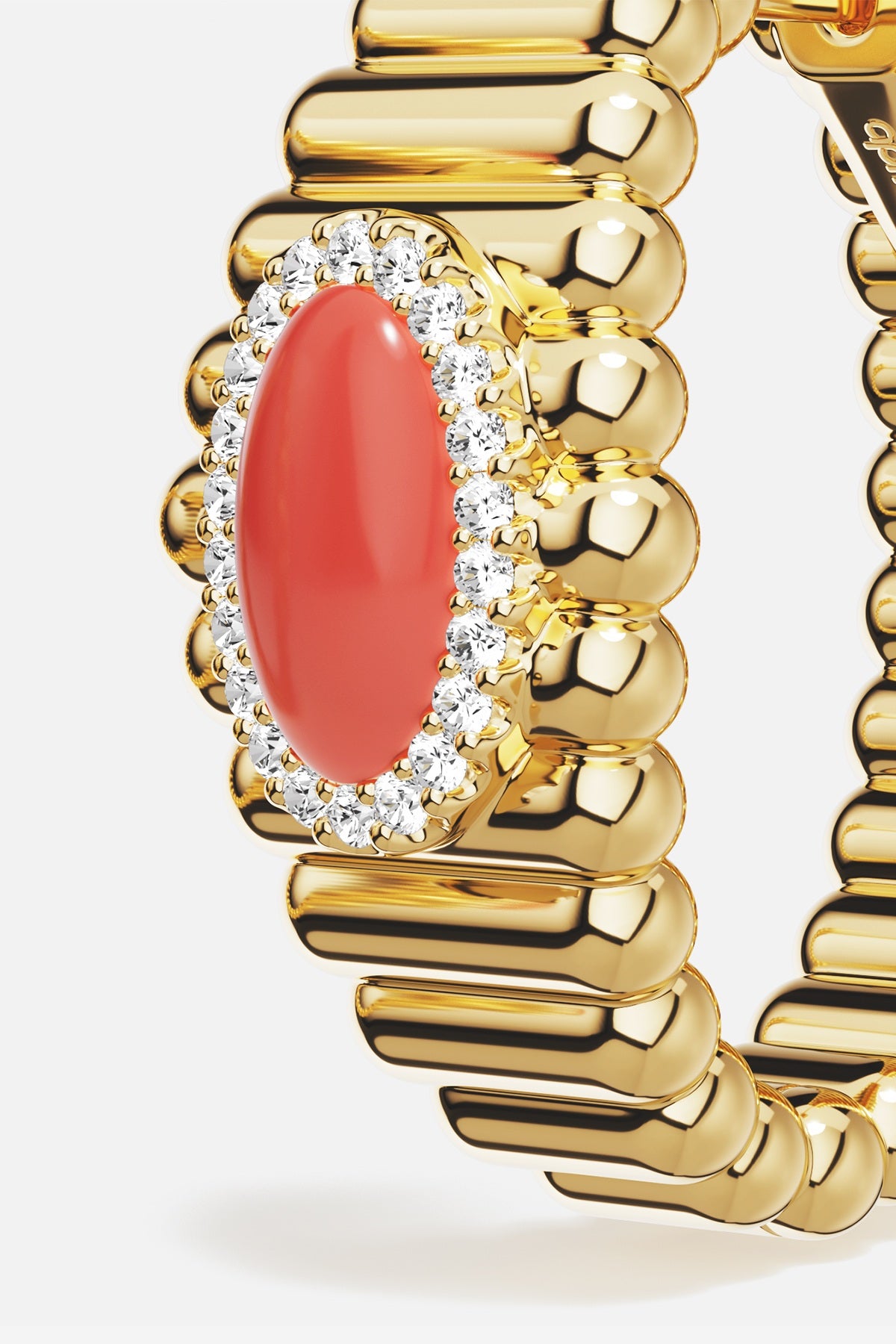 Bague APM couleur dorée, cabochon corail lumineux cerclé d'éclats, élégance solaire.