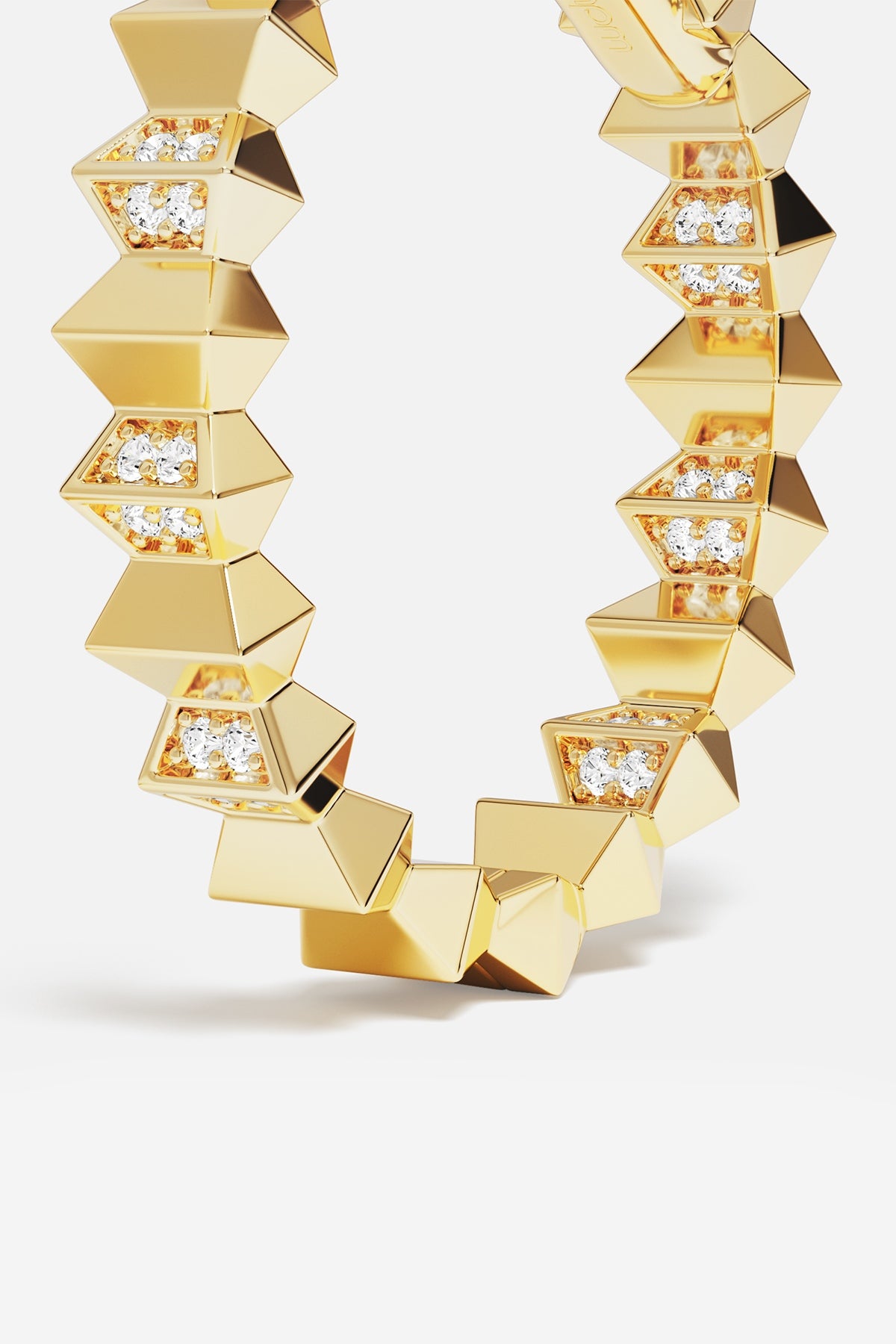 Bracelet APM, éclats géométriques dorés pour une allure audacieuse et lumineuse.