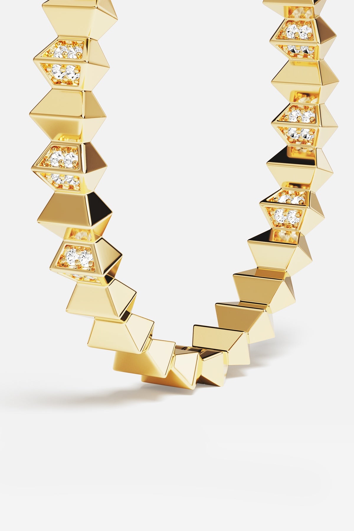 Collier APM aux facettes dorées scintillantes, une allure sculpturale et audacieusement contemporaine.