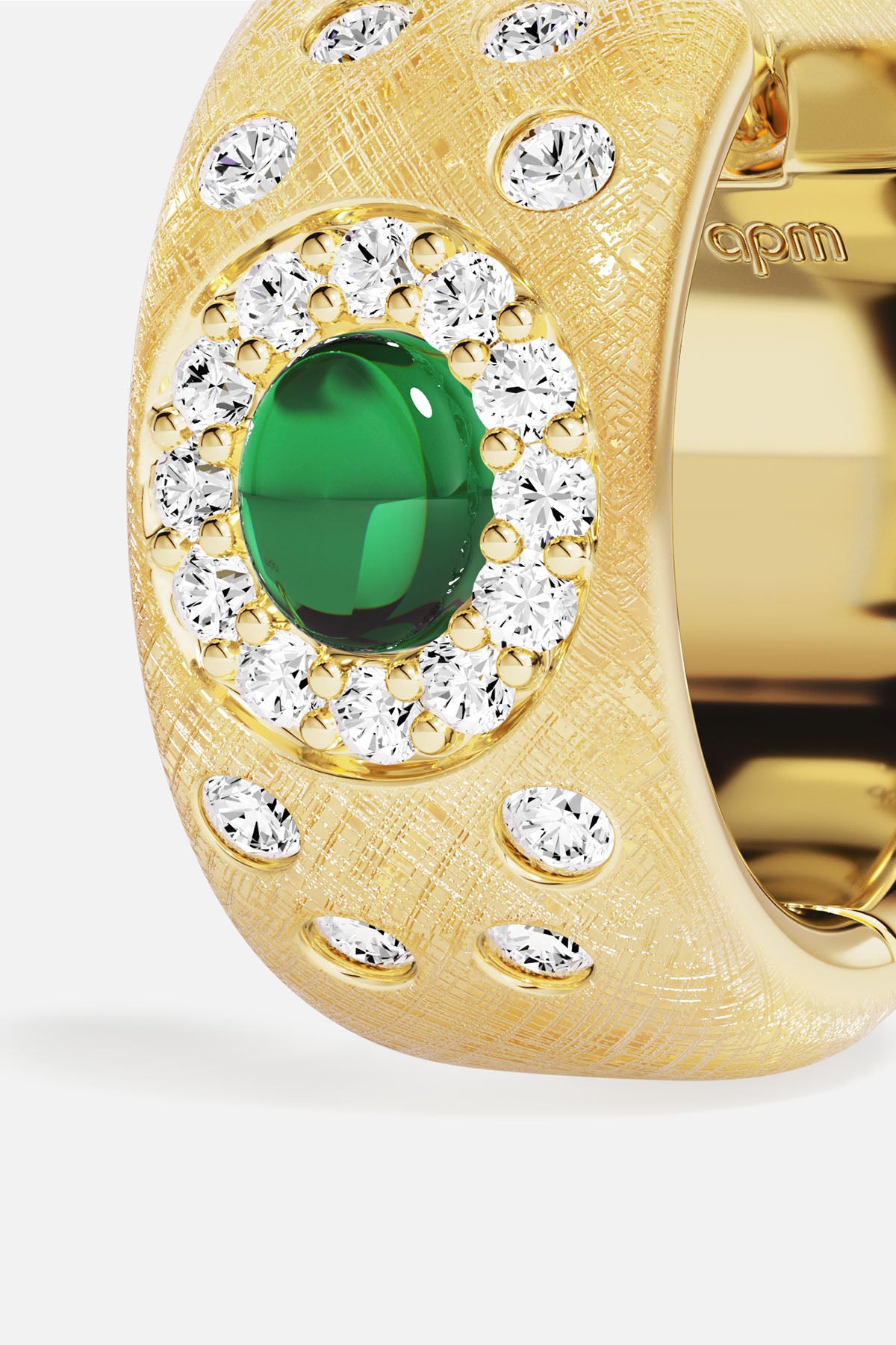 Boucle d'oreille APM aux teintes dorées, éclat vert et scintillements, une élégance précieuse et lumineuse.