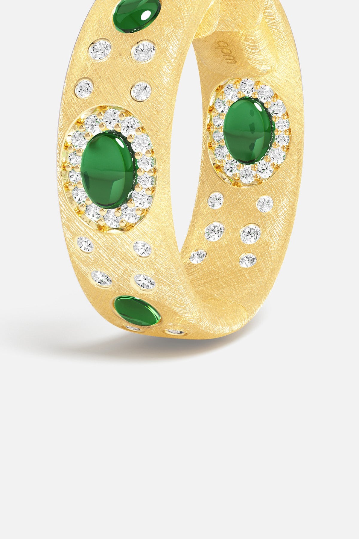 Bague APM, éclats verts sur finition dorée, une élégance solaire et précieuse.