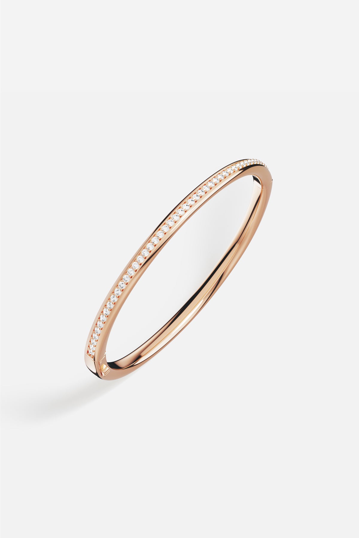 Le bracelet jonc APM, une ligne scintillante aux reflets rosés, éclat contemporain et raffiné.