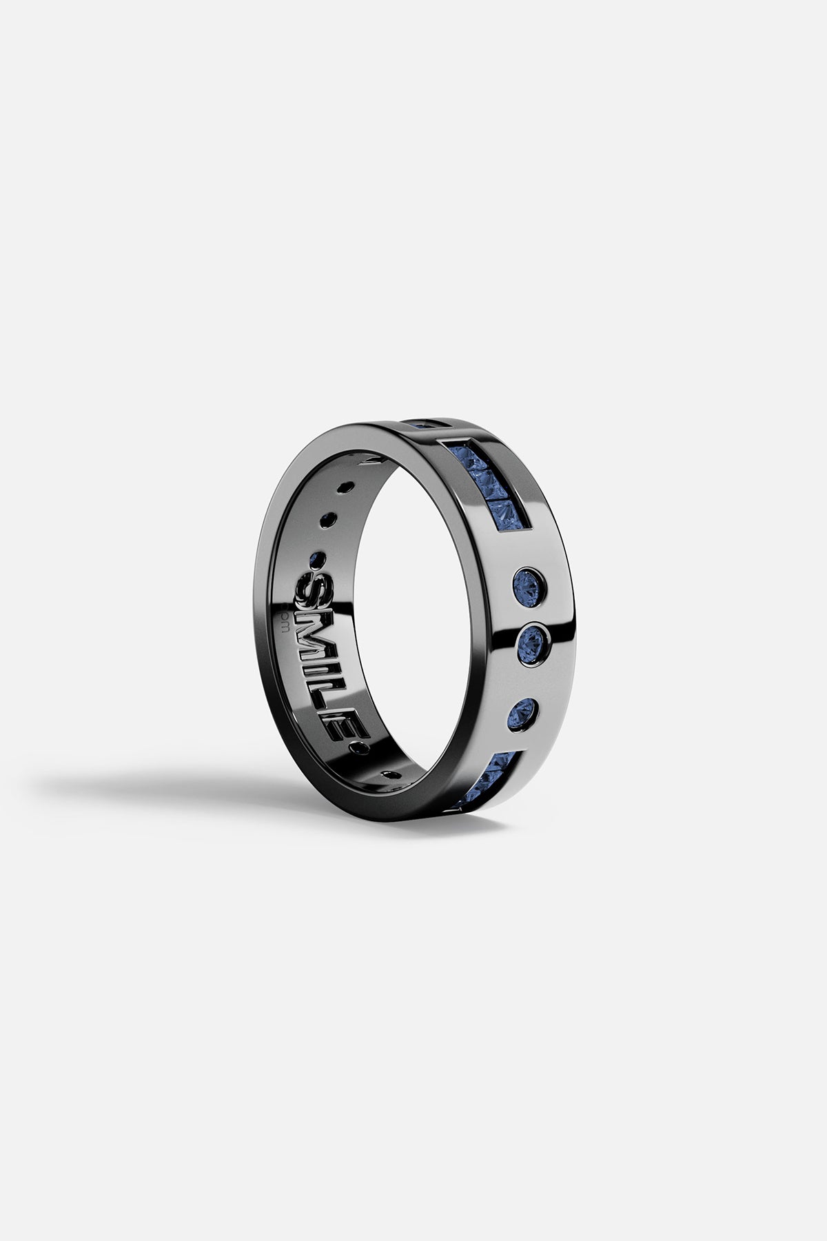 Bague APM en finition rhodium noir, éclats bleus, une allure moderne et audacieuse.
