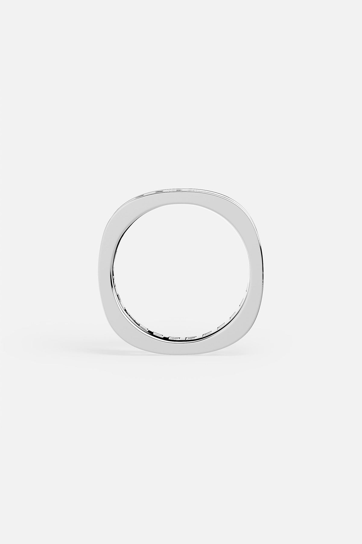 Bague APM Monaco au galbe carré, une allure sculpturale et résolument moderne.