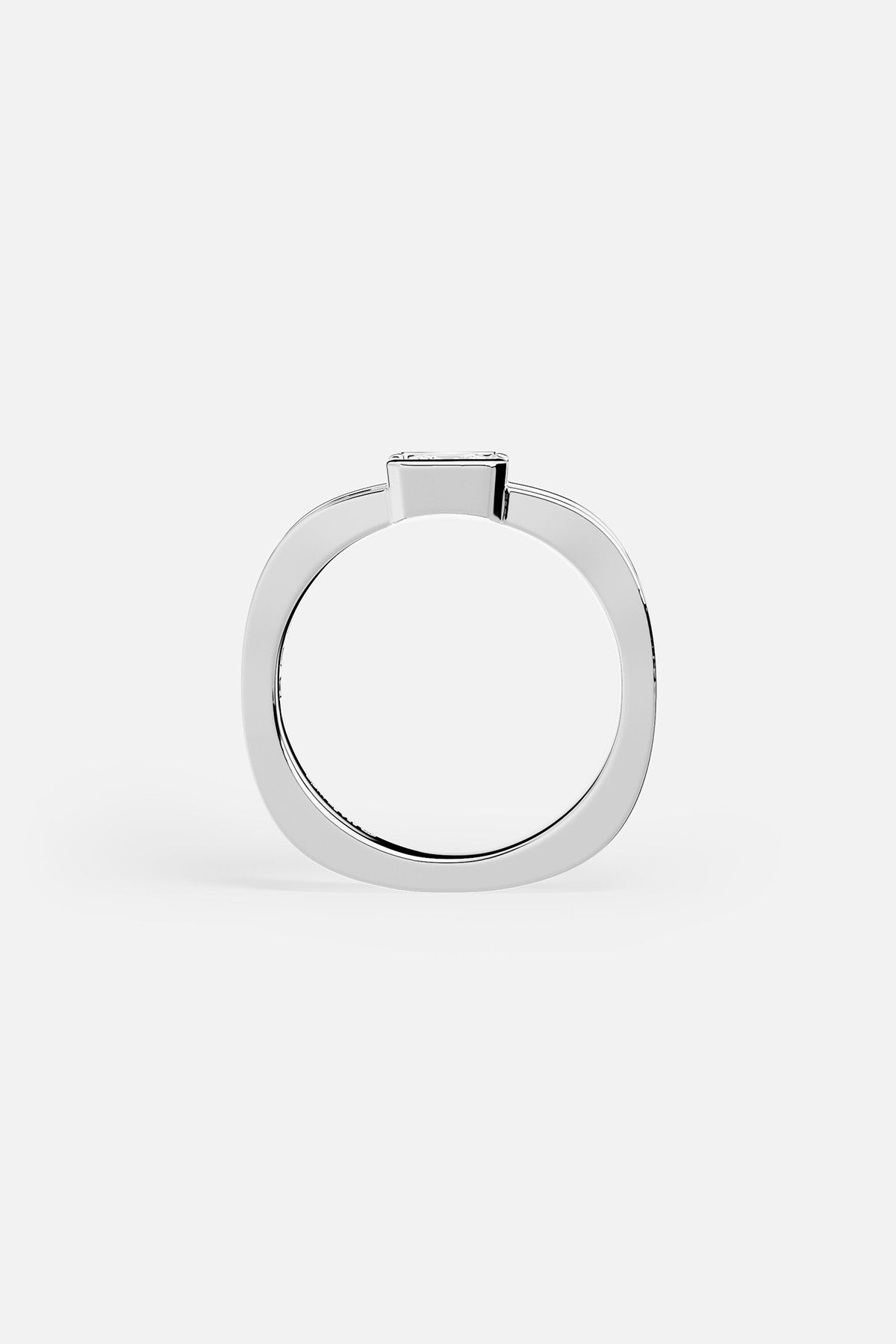 Bague APM au finish rhodié, une élégance architecturale rehaussée d'un éclat discret.