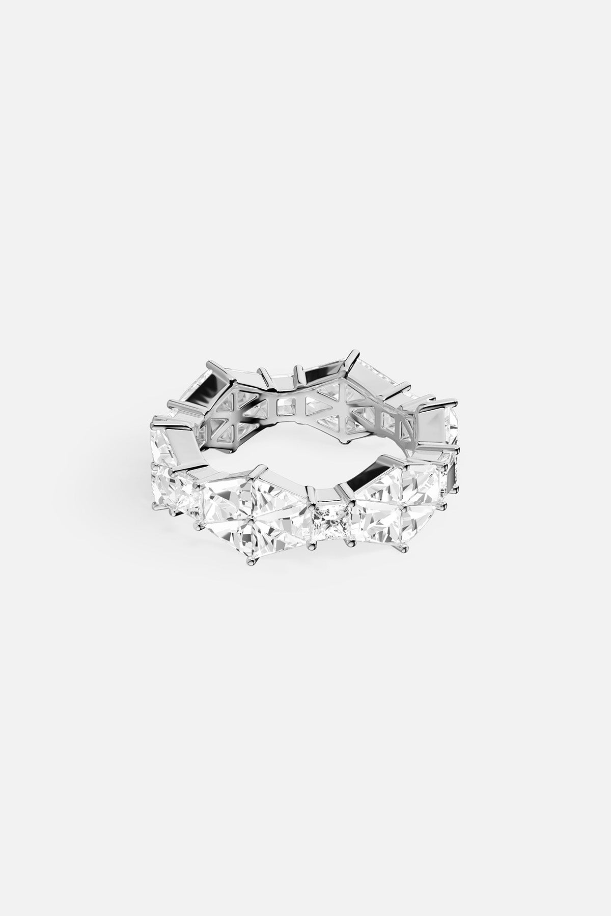 Bague APM, éclat triangulaire et finition rhodiée, une élégance résolument lumineuse.