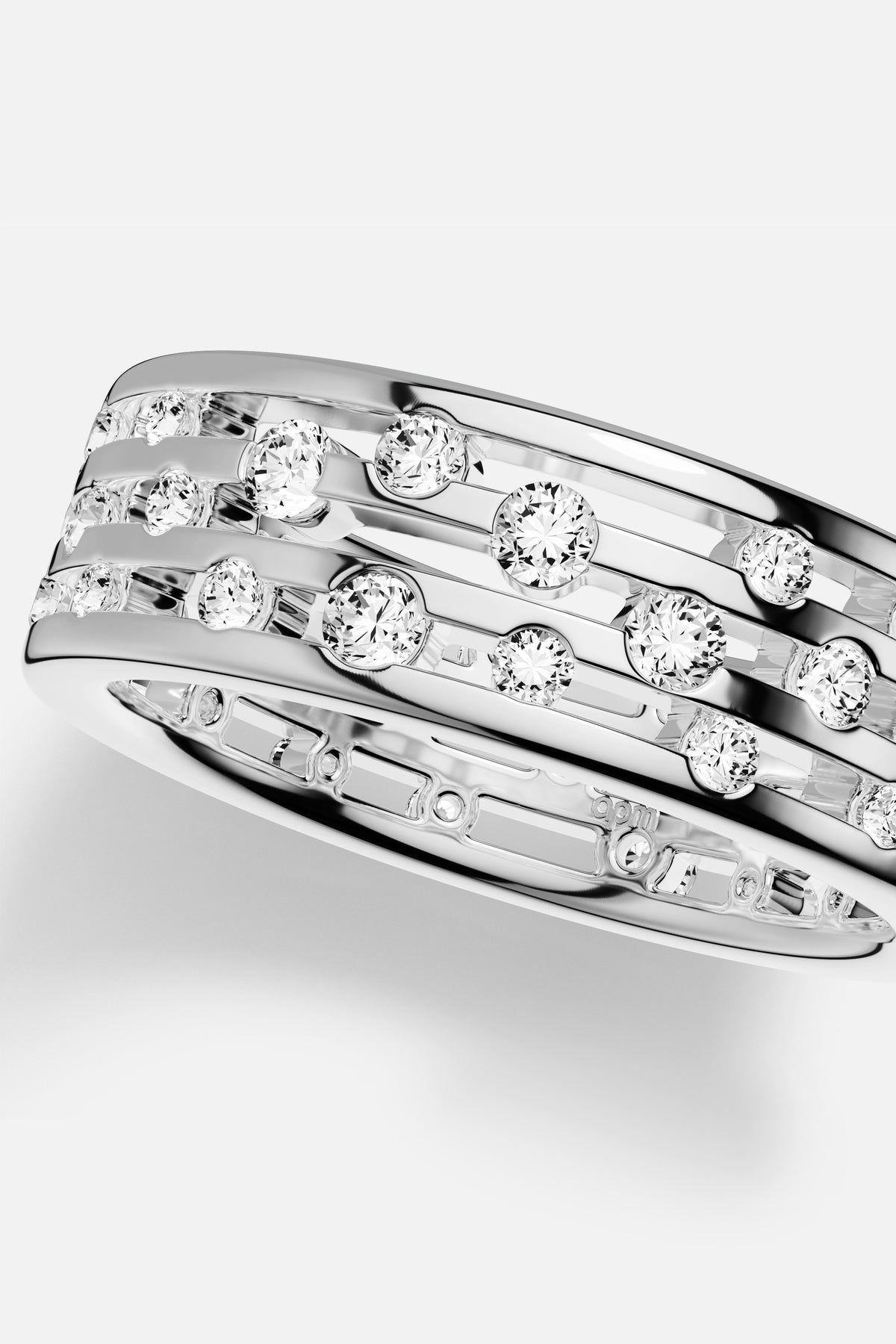 Bague APM, finition rhodium et éclats scintillants, l'élégance en mouvement.