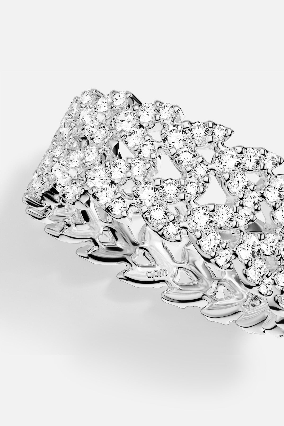 Bague APM, une dentelle scintillante au éclat rhodium finish.