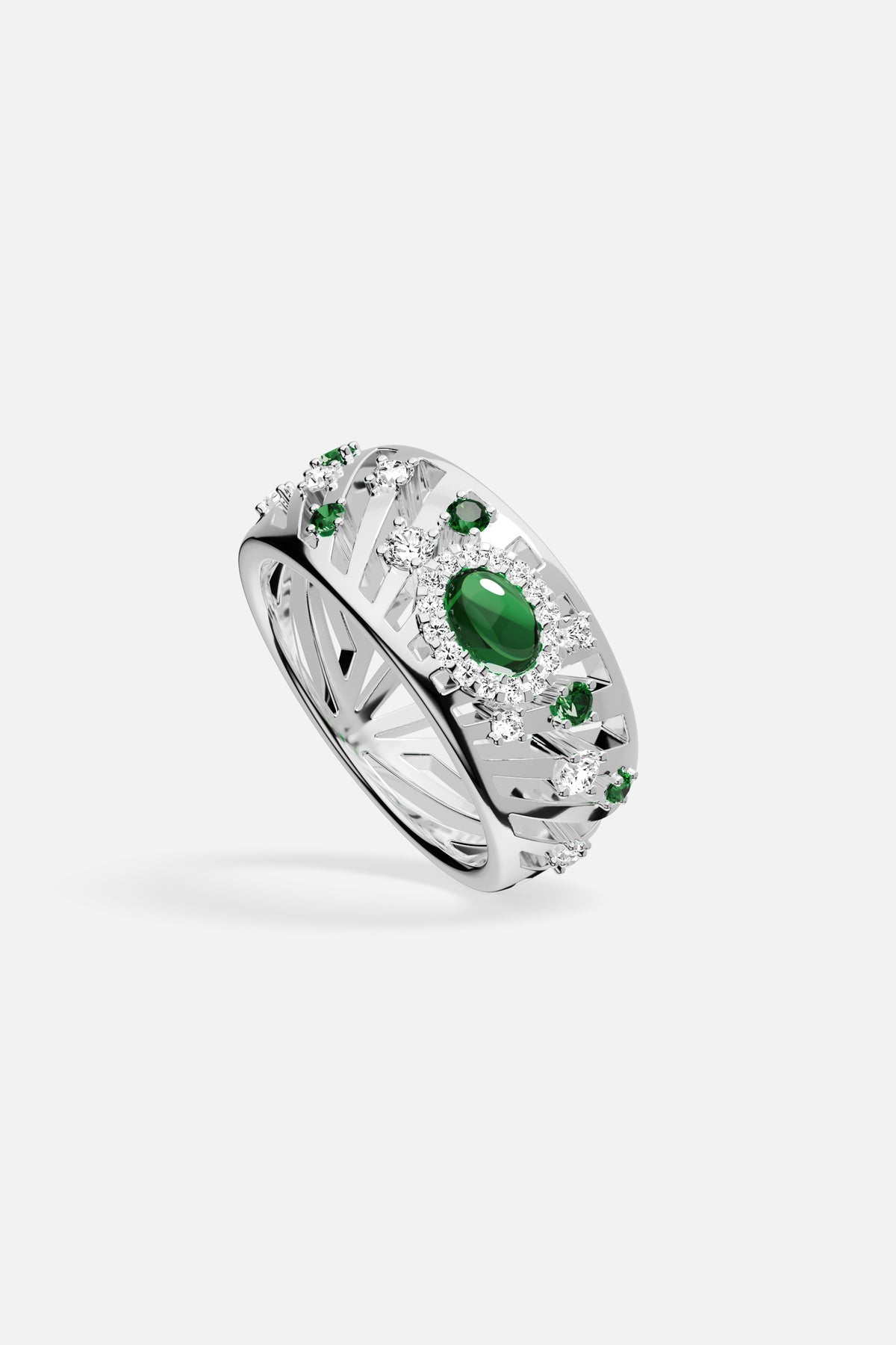 Bague APM, ajourée et rehaussée de touches vertes, éclat contemporain irrésistible.
