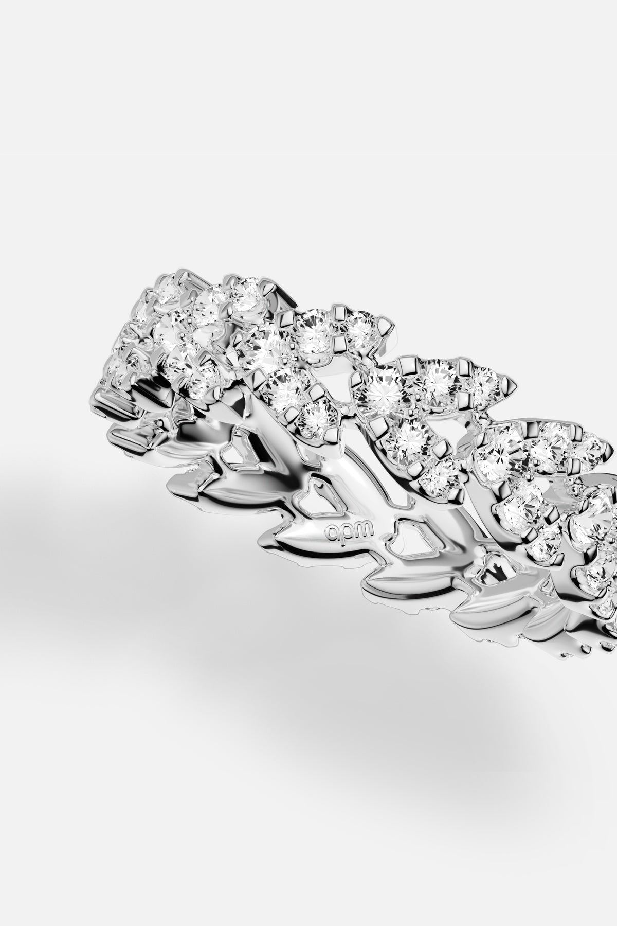 Bague APM en finition rhodium, éclat pavé pour une allure résolument moderne.