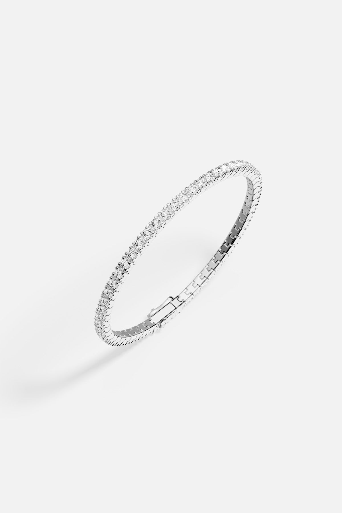 Bracelet tennis APM, une ligne scintillante d'élégance intemporelle au poignet.