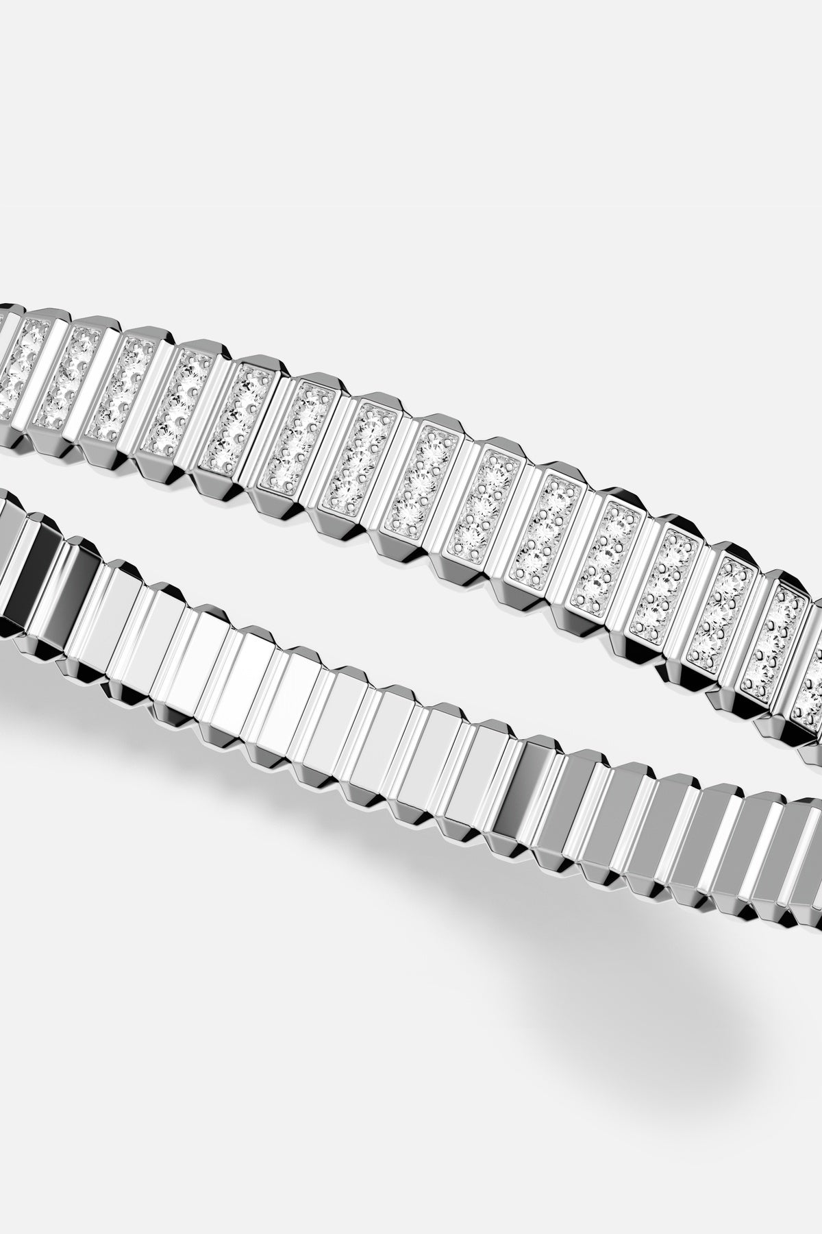 Bracelets APM aux facettes lumineuses, une allure architecturale et résolument moderne.