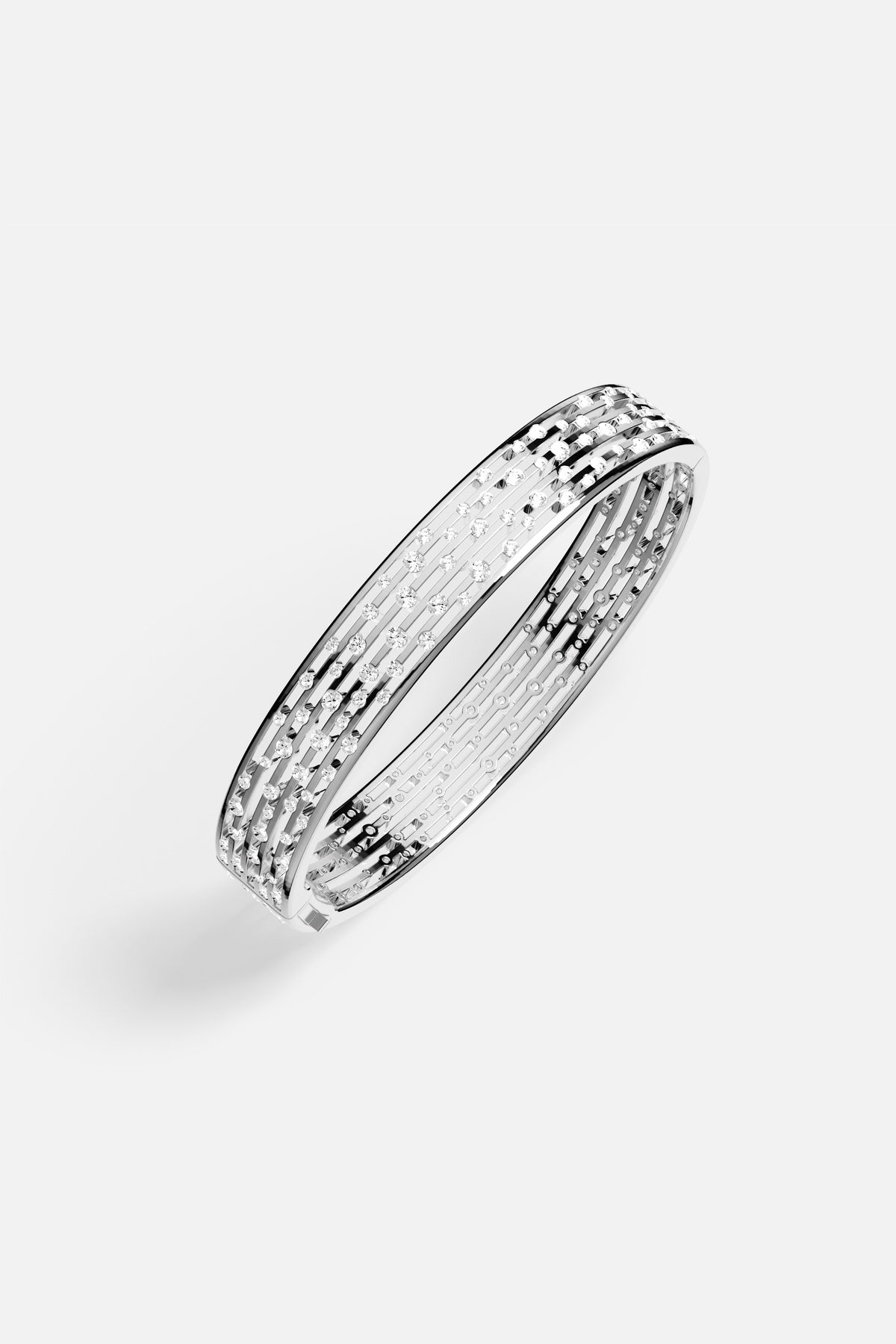 Bracelet APM, architecture ajourée et éclats scintillants, une allure résolument moderne.