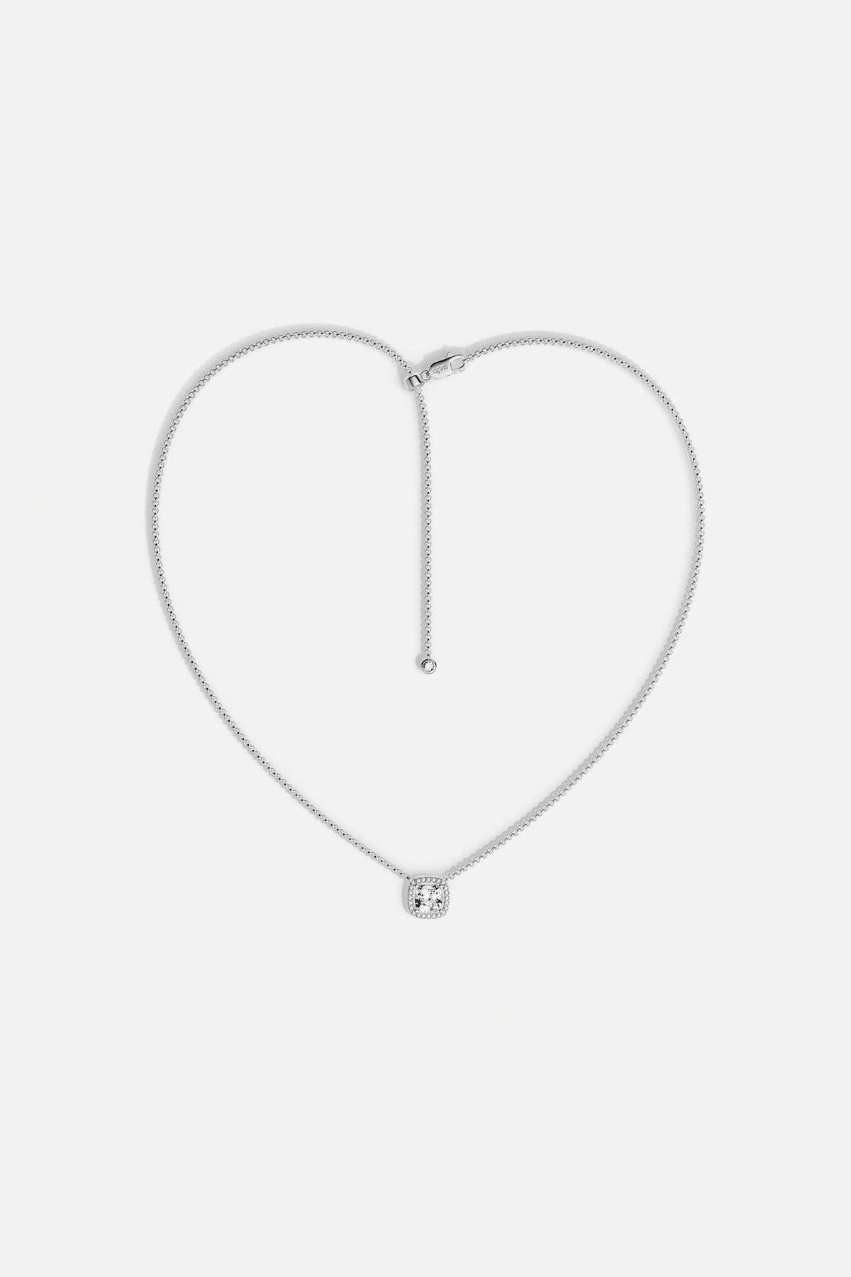 Collier APM, éclat délicat et allure intemporelle au creux du décolleté.