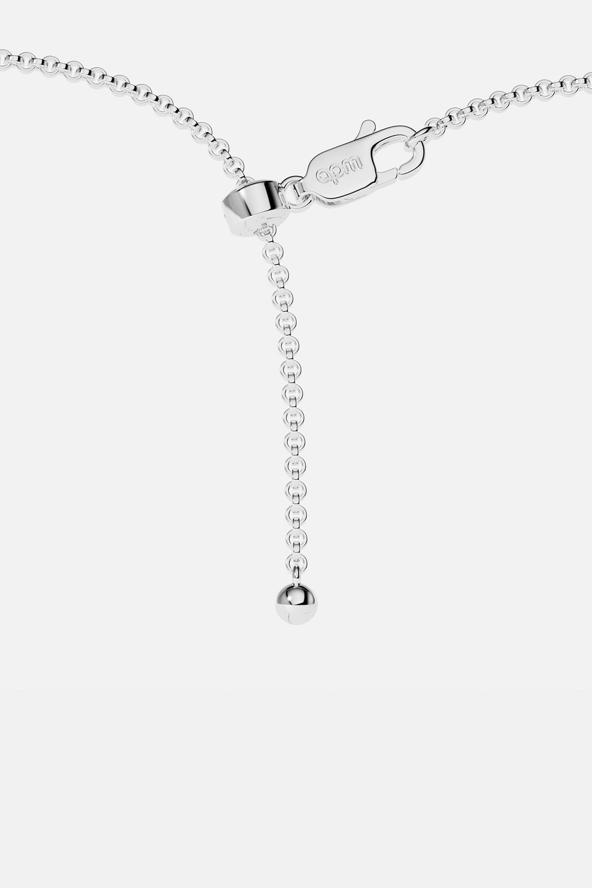 Collier APM à finition rhodium, une élégance fluide et intemporelle au quotidien.
