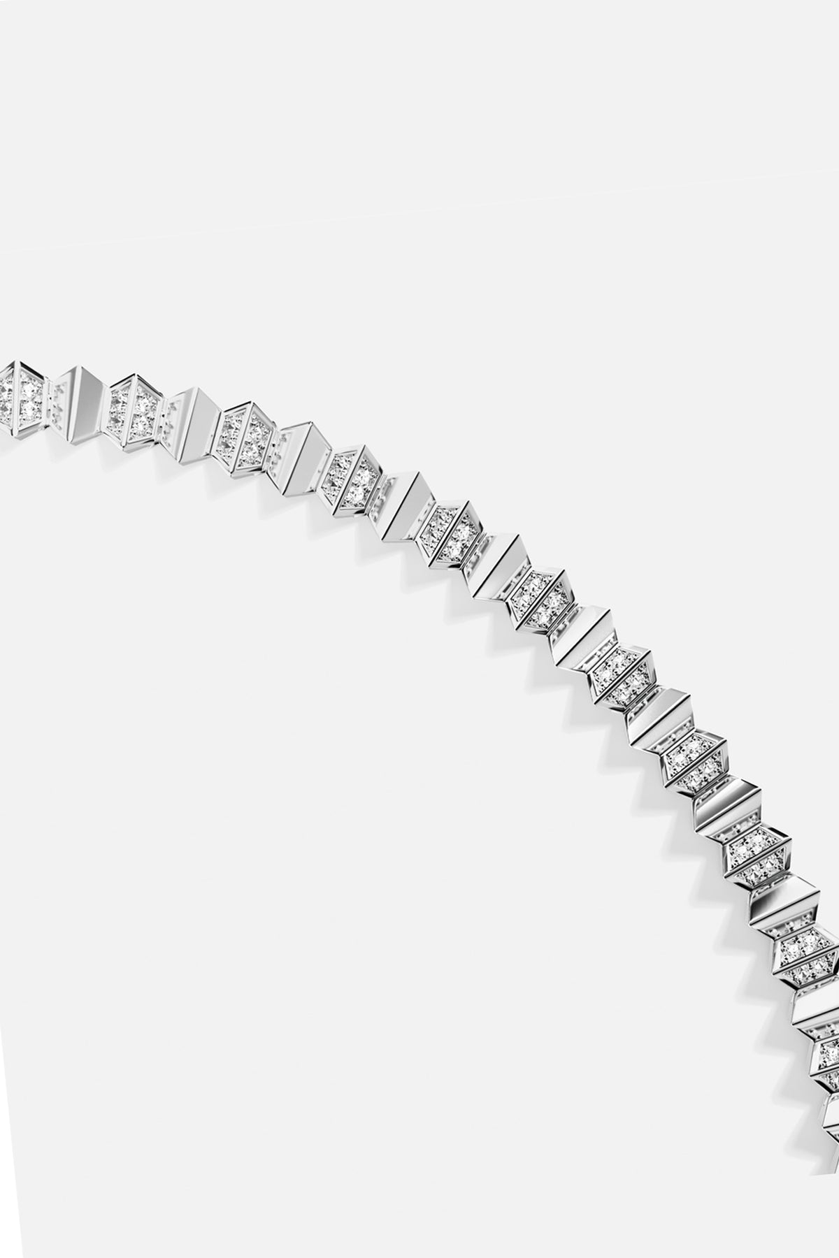 Bracelet APM Monaco au rythme géométrique scintillant, une allure moderne et lumineuse au poignet.