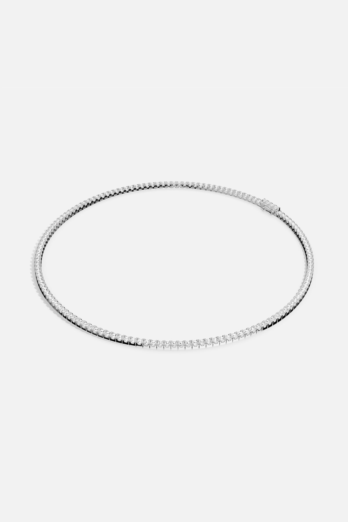 Collier de tennis APM Monaco, une ligne étincelante à la finition rhodium, éclat intemporel.