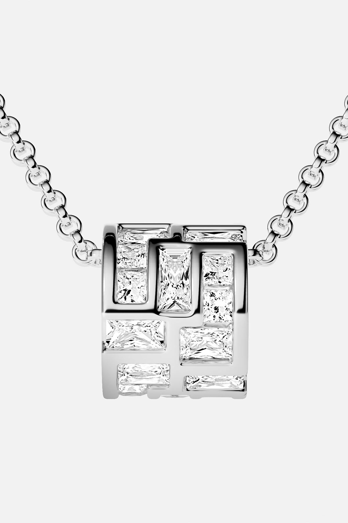 Collier APM en finition rhodium, une architecture lumineuse aux éclats géométriques.