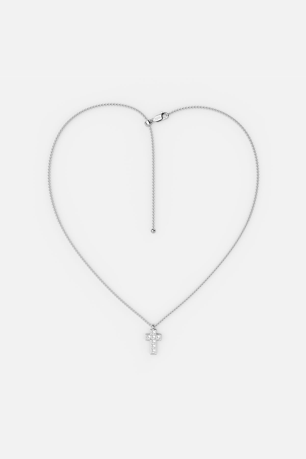 Collier APM à pendentif croix, une élégance délicate et lumineuse au quotidien.