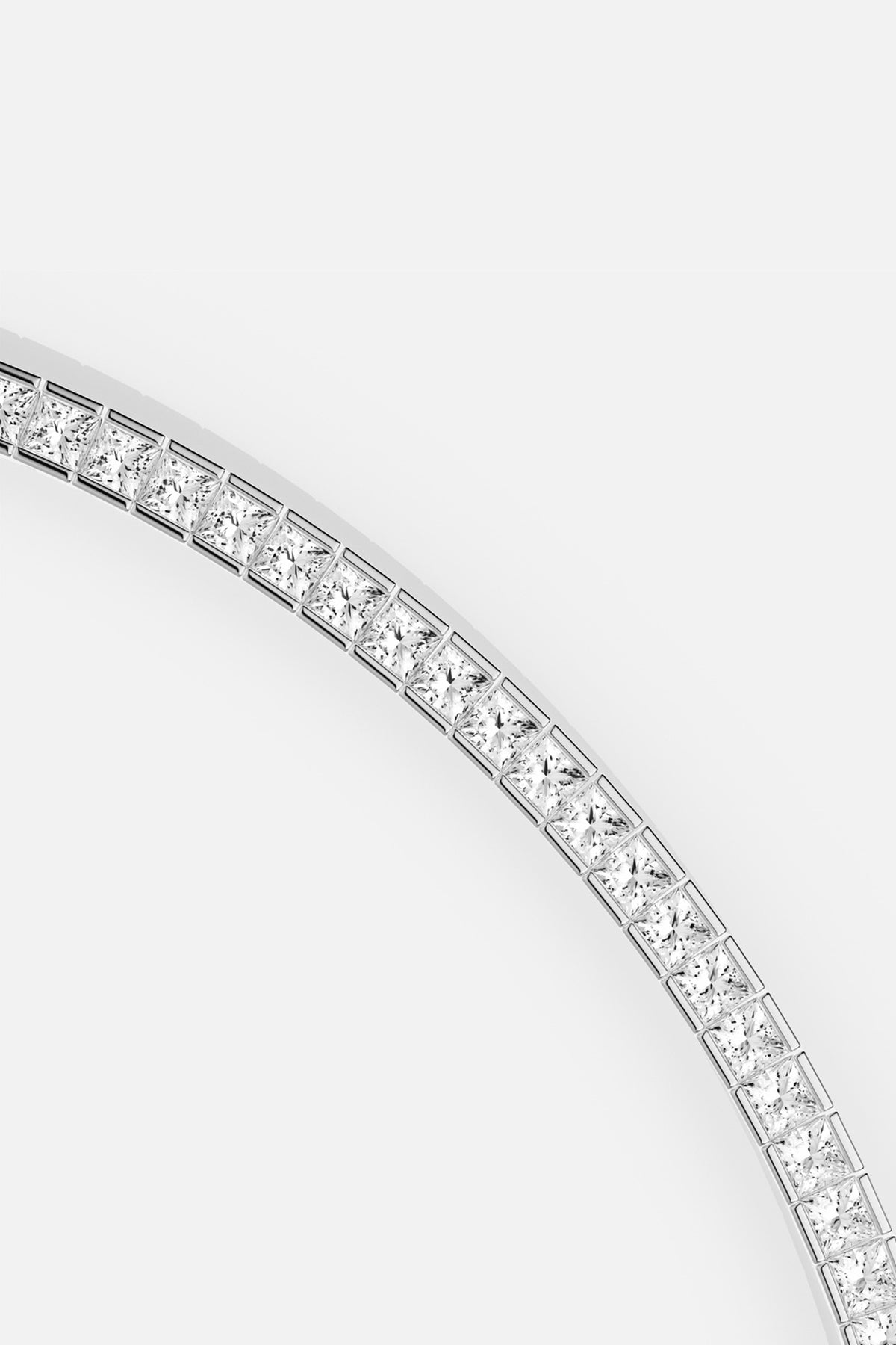 Bracelet APM en finition rhodium, une ligne scintillante de pierres carrées, éclat intemporel.