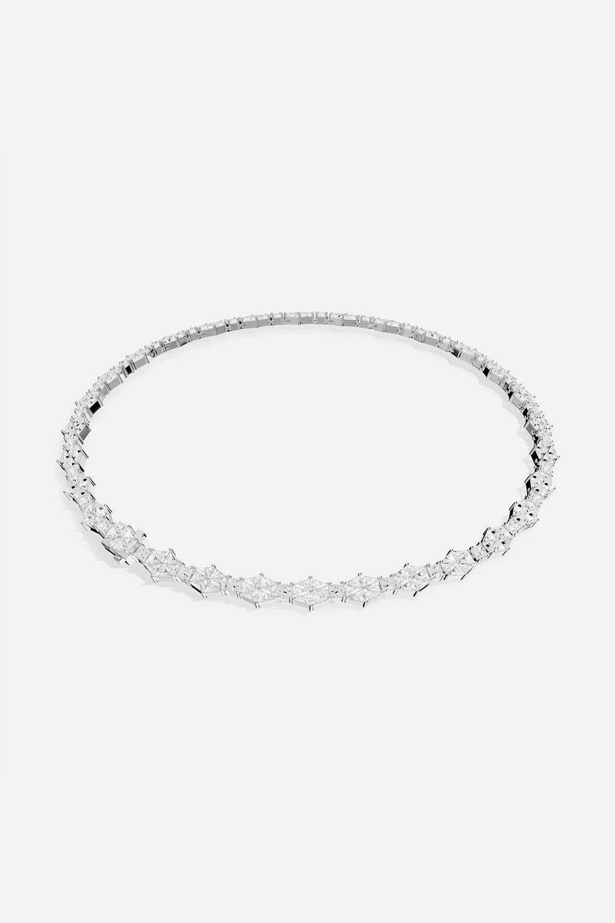 Collier APM, une rivière de lumière au raffinement intemporel.