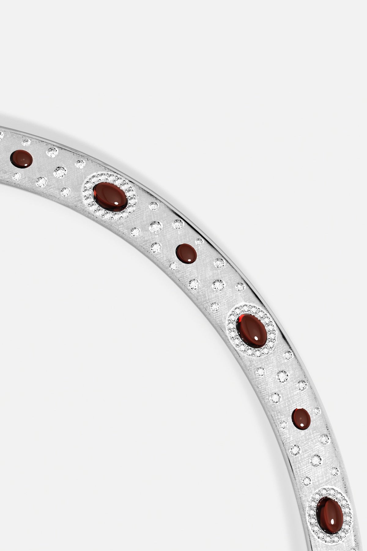 Bracelet APM, cabochons rouges et éclats scintillants, une élégance intemporelle.