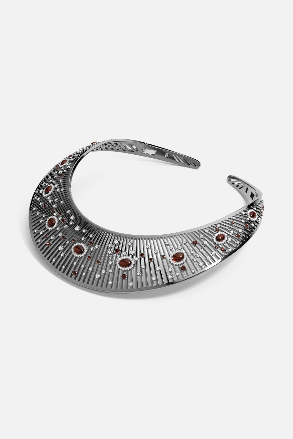 Collier APM en finition rhodium, éclat sombre et pierres ambrées, allure céleste et audacieuse.