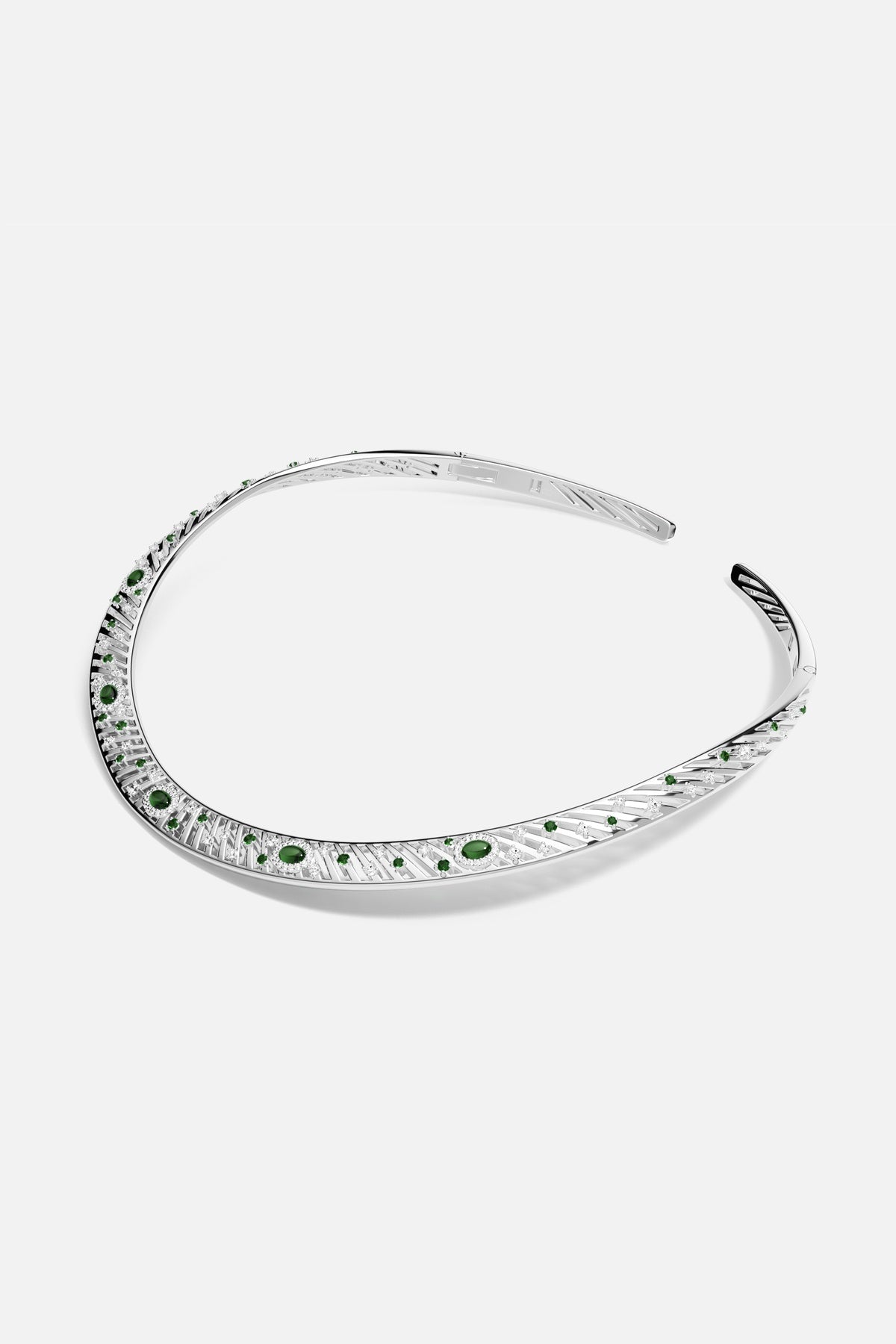 Collier APM en finition rhodium, éclats verts et blancs pour une allure sculpturale et raffinée.