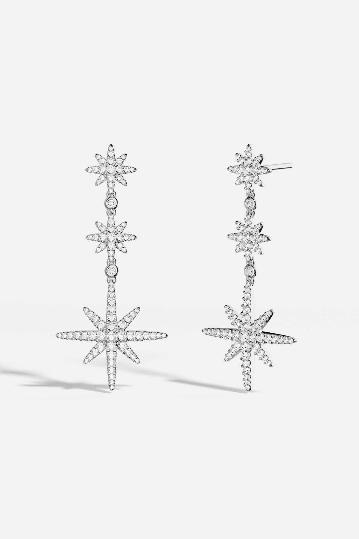 Boucles d'oreilles APM Météorites, une cascade d'étoiles scintillantes pour une allure céleste.