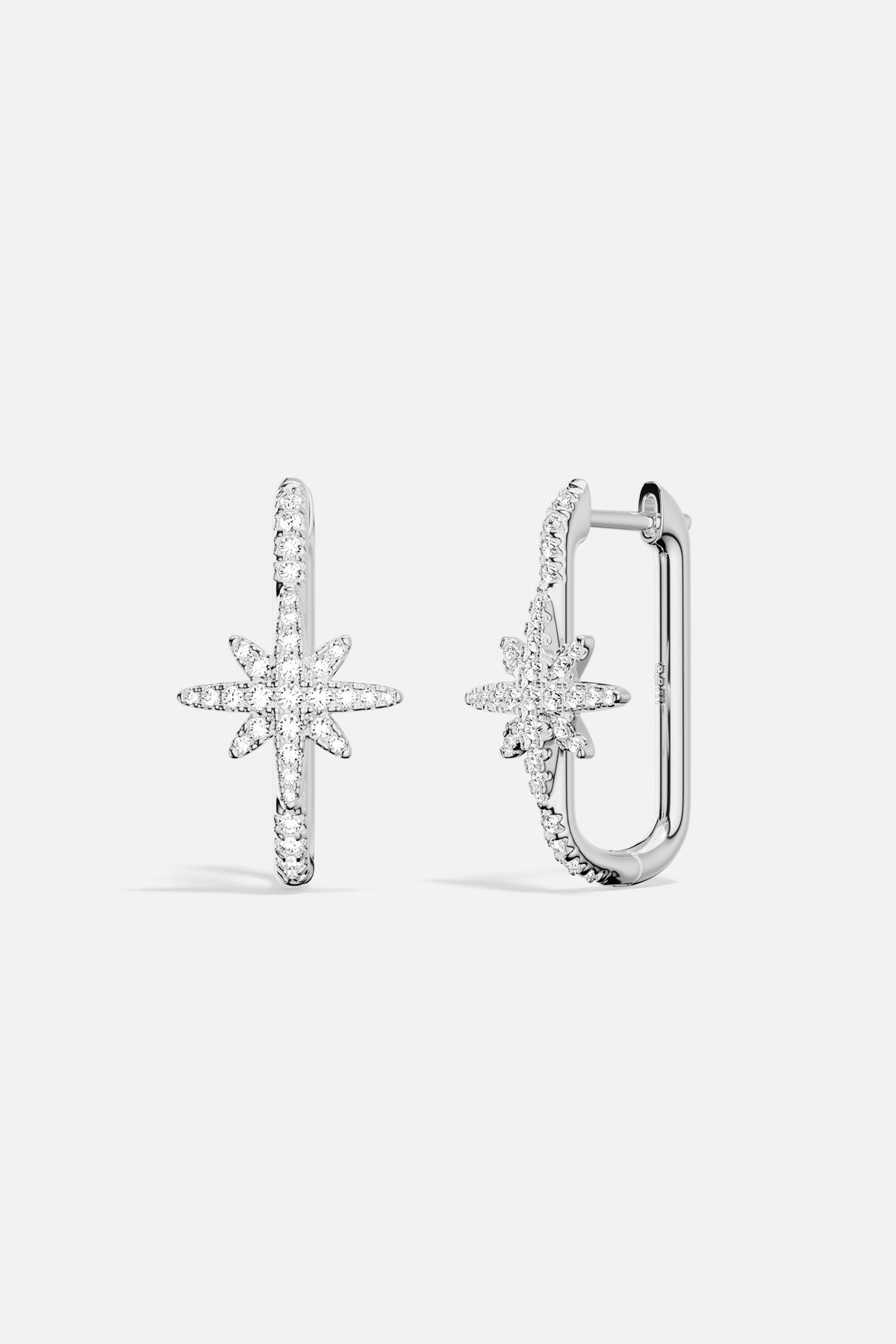 Boucles d'oreilles APM ornées d'étoiles scintillantes, une élégance céleste au quotidien.
