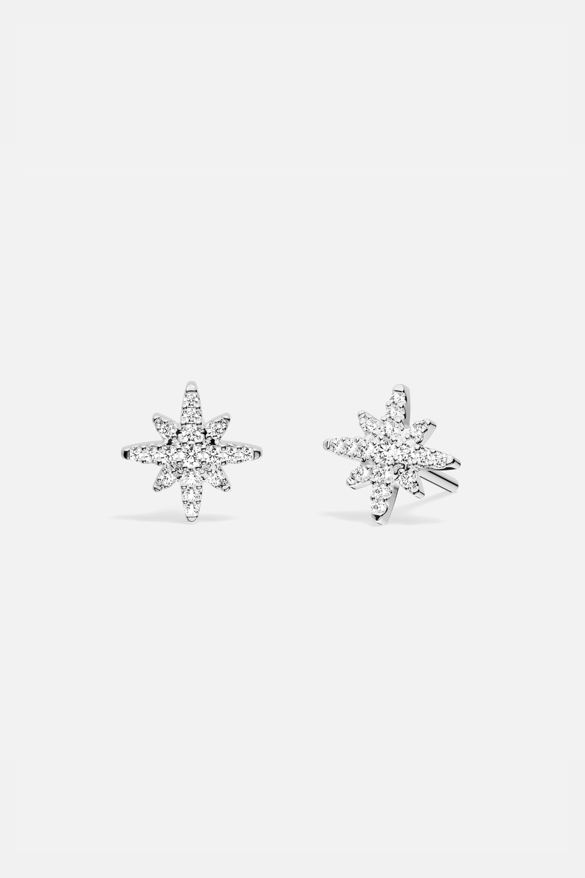 Boucles d'oreilles étoiles APM, une lueur scintillante posée avec délicatesse.