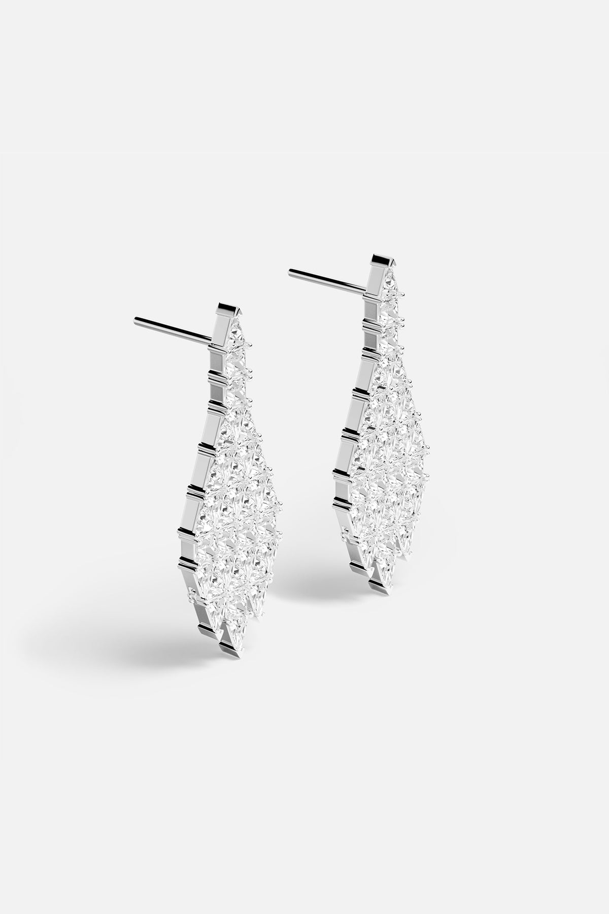 Boucles d'oreilles APM, éclat géométrique et allure résolument moderne.
