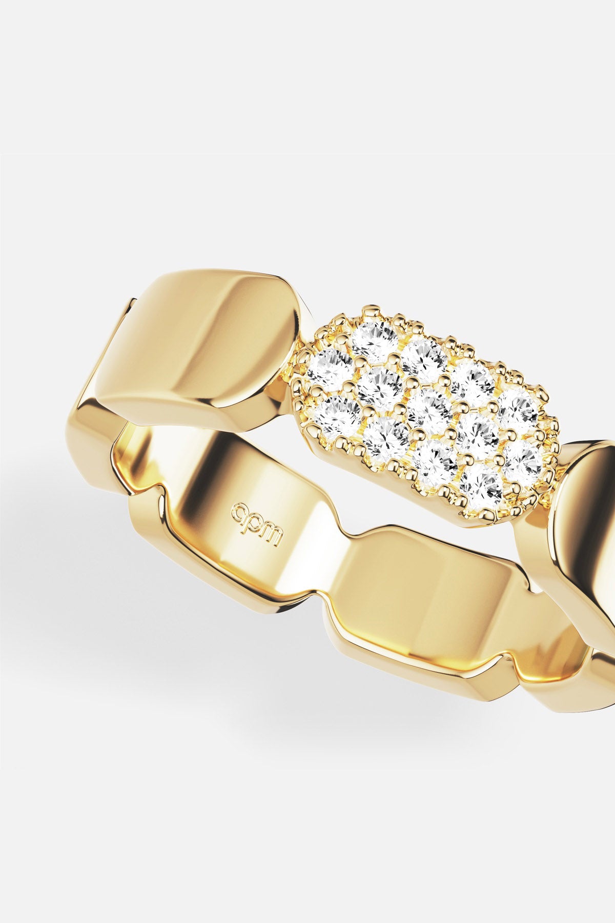 Bague APM aux reflets dorés, éclat pavé et allure contemporaine irrésistible.