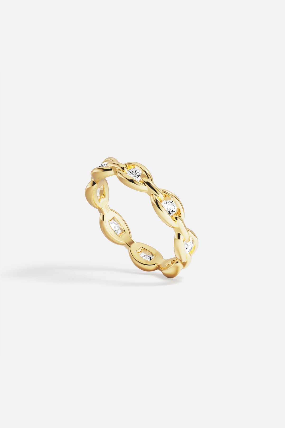 Bague APM Monaco aux maillons dorés et éclats scintillants, une allure chic et intemporelle.
