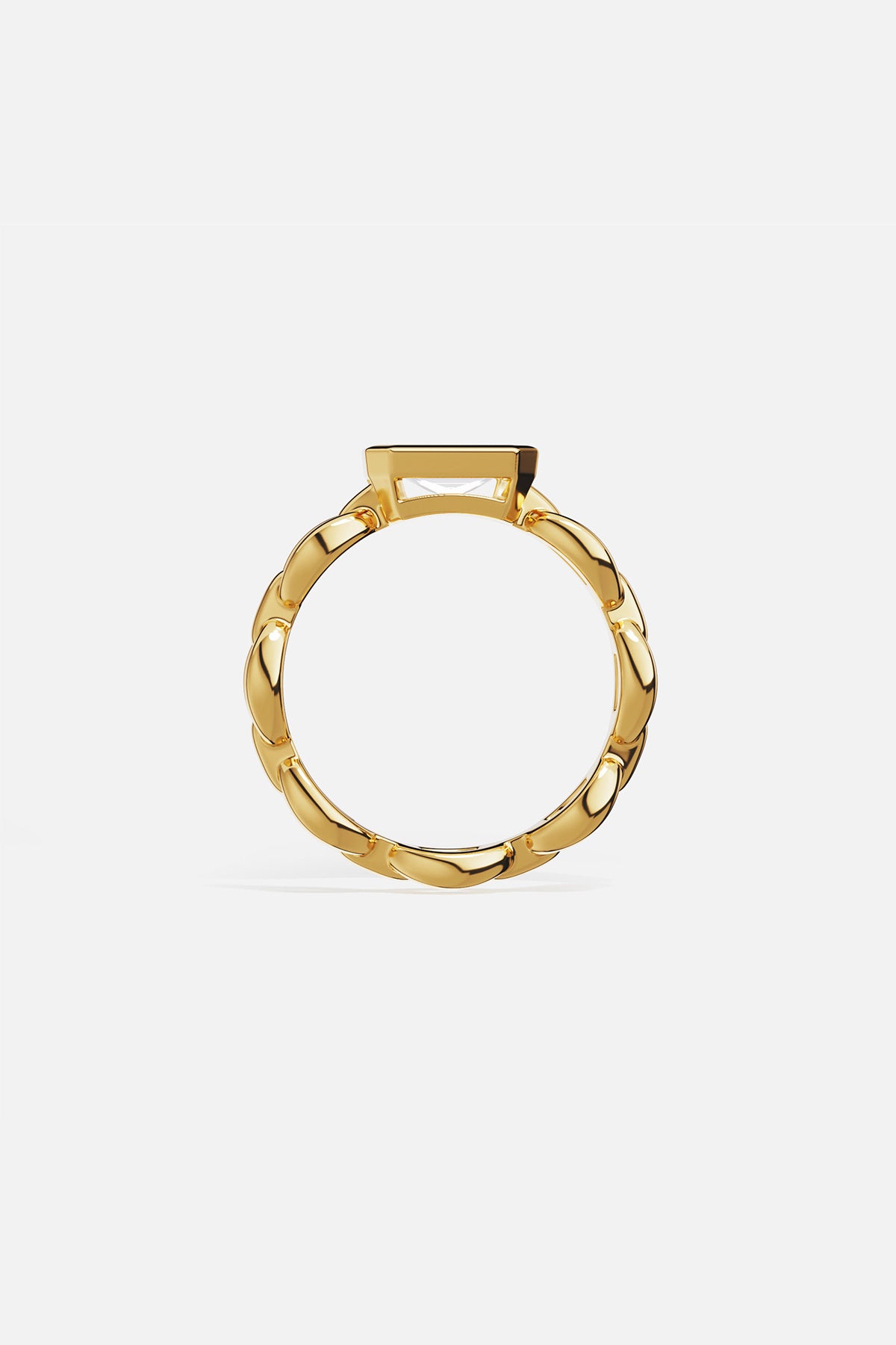 Bague APM couleur or, allure tressée et éclat baguette pour une élégance affirmée.