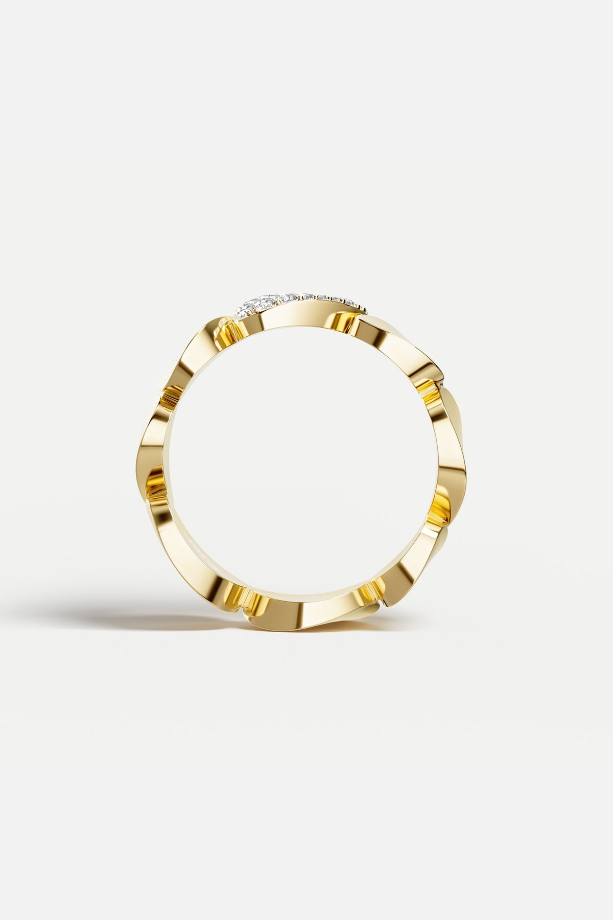 Bague APM aux reflets dorés, une signature contemporaine entre éclat et délicatesse.