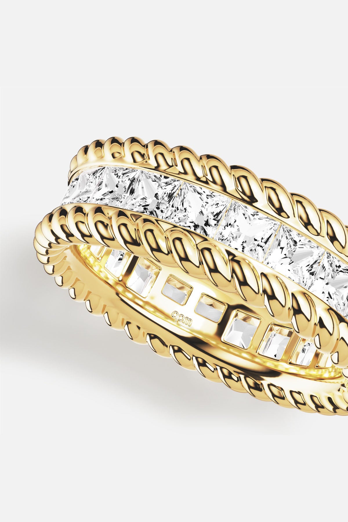Bague APM Monaco aux torsades dorées et éclat lumineux, une élégance intemporelle.