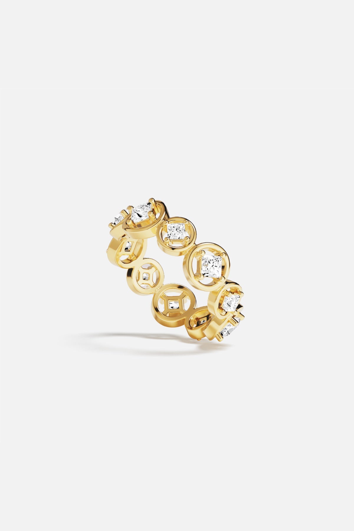 APM Bague dorée, cercles lumineux et éclats précieux, une élégance intemporelle.