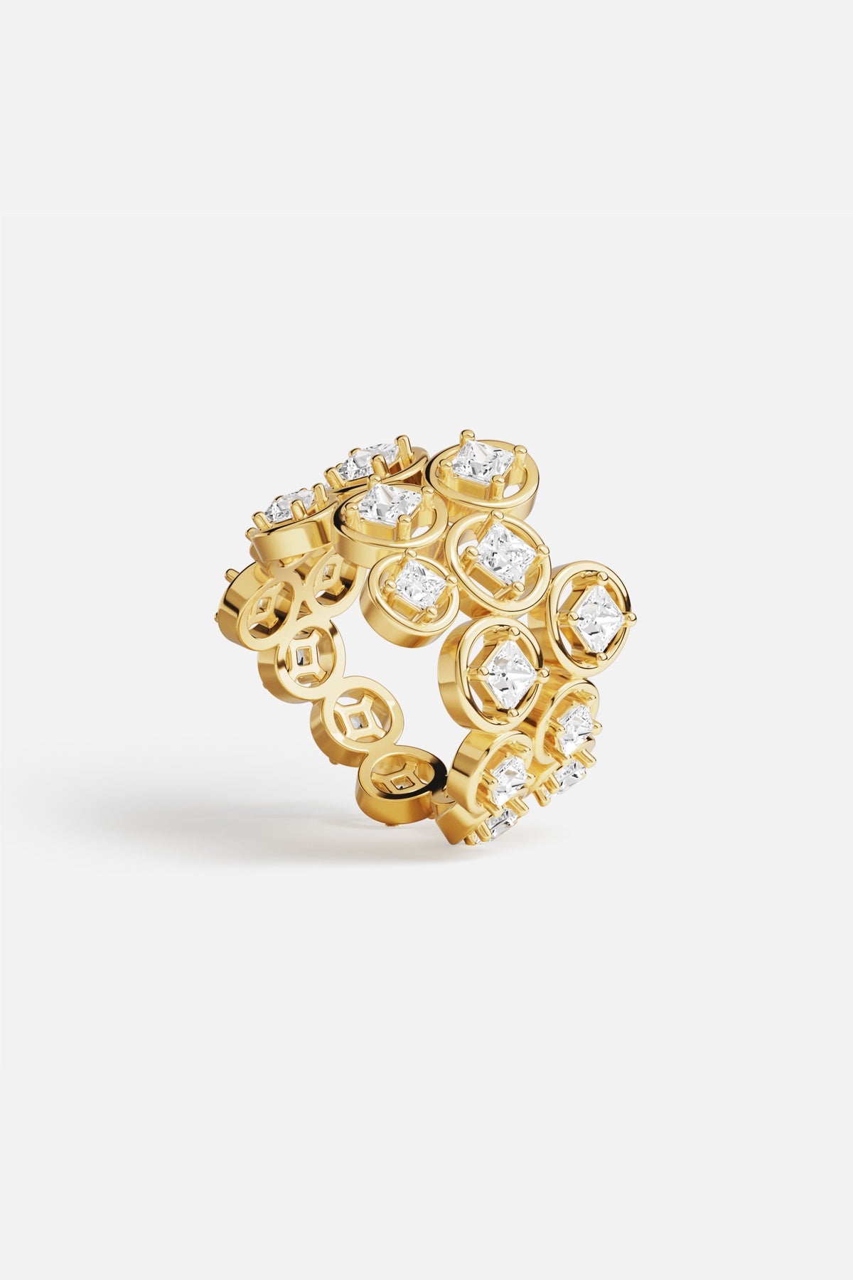 Bague APM en couleur dorée, éclats scintillants pour une allure résolument précieuse.