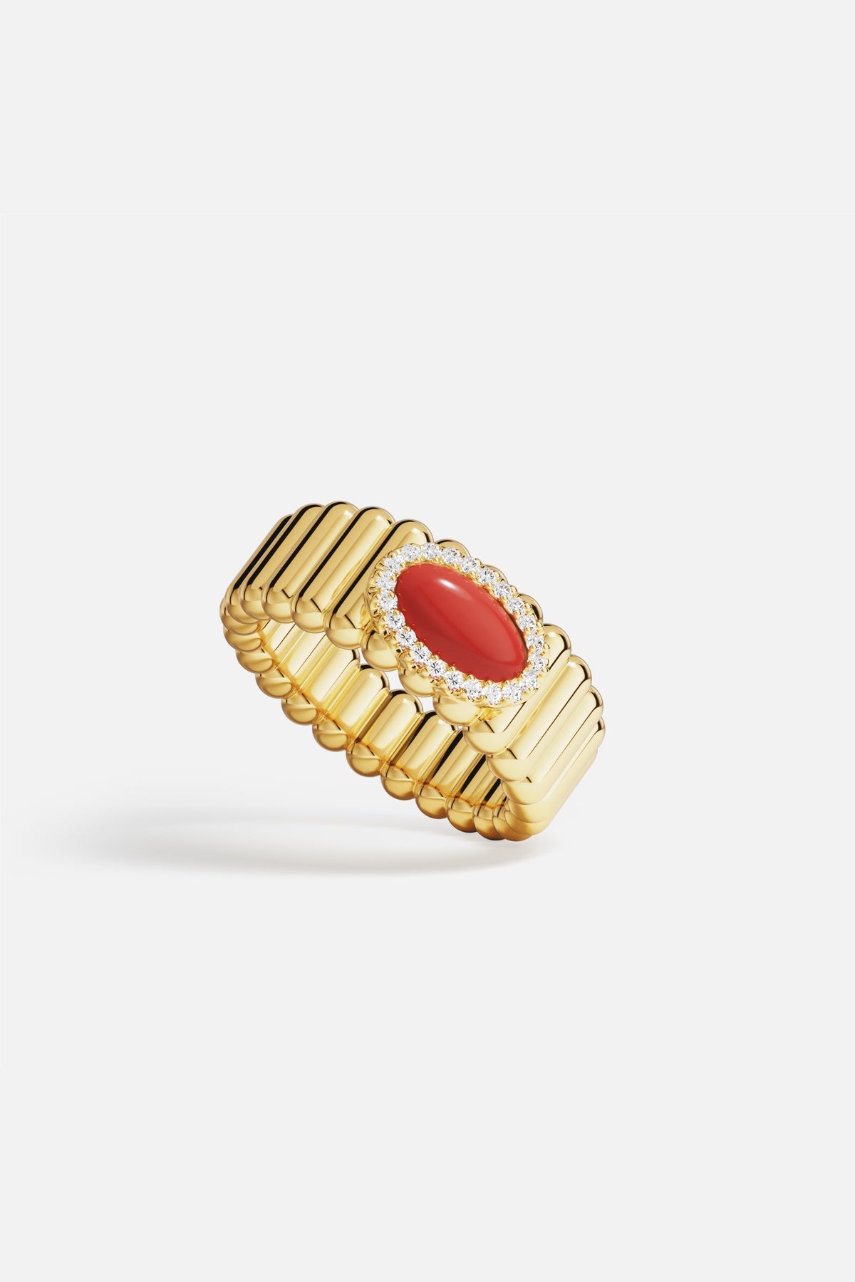Bague APM aux reflets dorés et cœur rouge éclatant, une allure résolument précieuse.