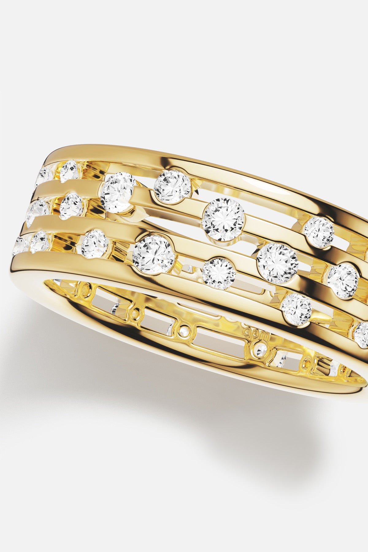 Bague APM Monaco couleur or, une élégance scintillante et résolument moderne.