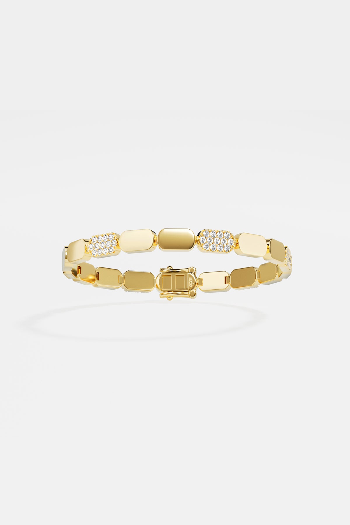 Bracelet APM aux maillons dorés scintillants, une allure moderne et raffinée.