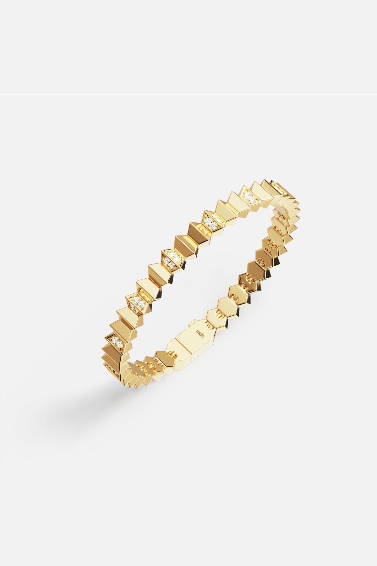 Bracelet APM au motif géométrique doré, éclat contemporain et allure audacieuse.