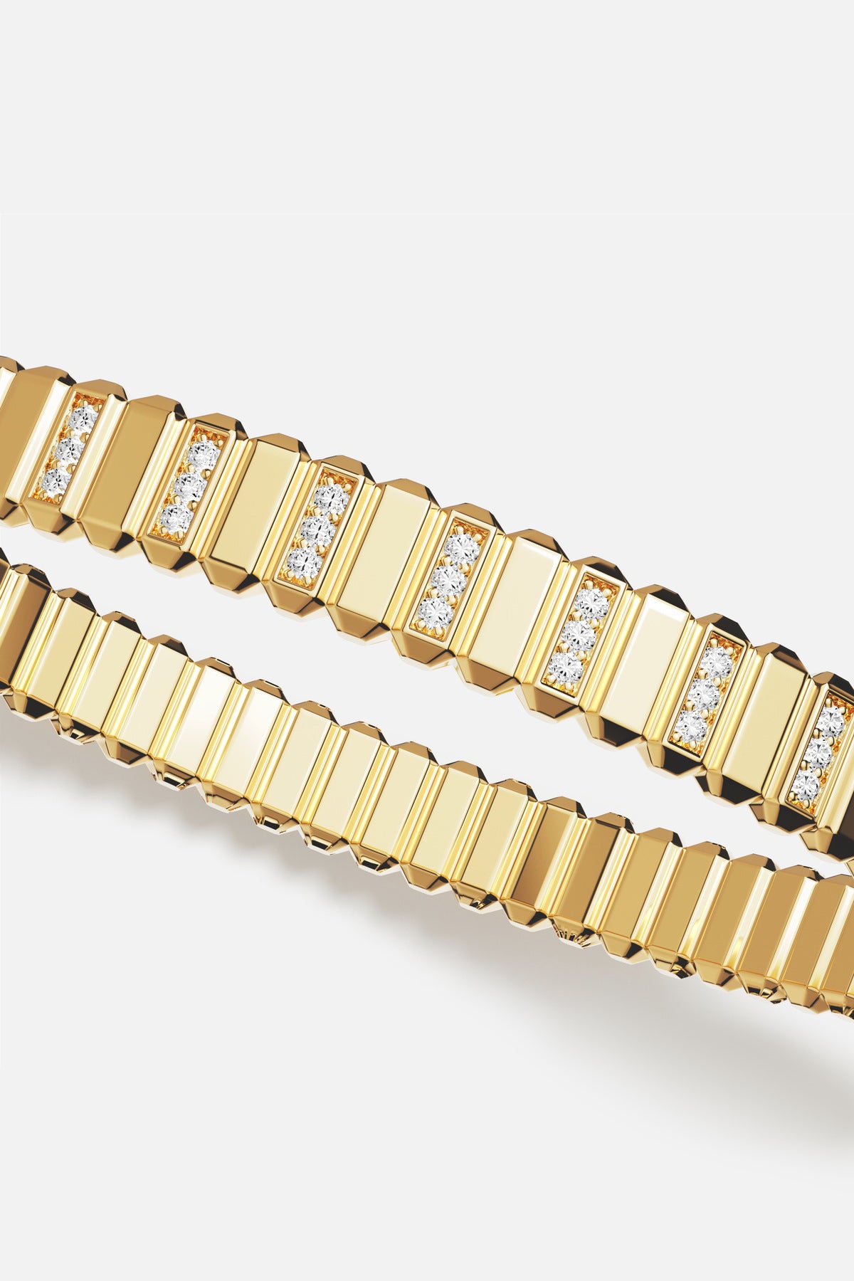 Bracelets APM, éclat doré et lignes ciselées pour une allure résolument moderne.