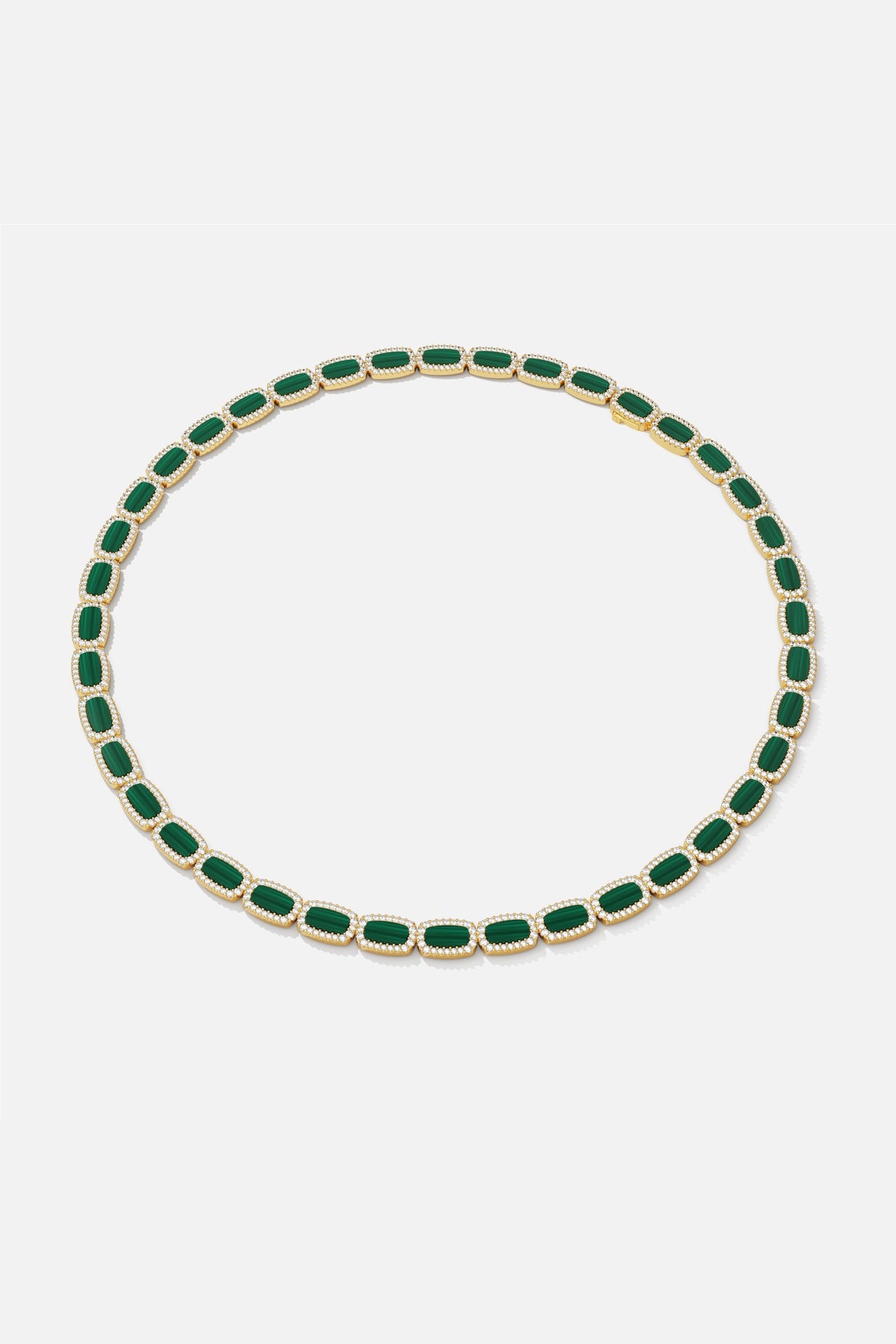 Collier APM Monaco, éclat vert profond et finition dorée, élégance intemporelle.